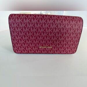 brand new Michael Kor purse. not used.